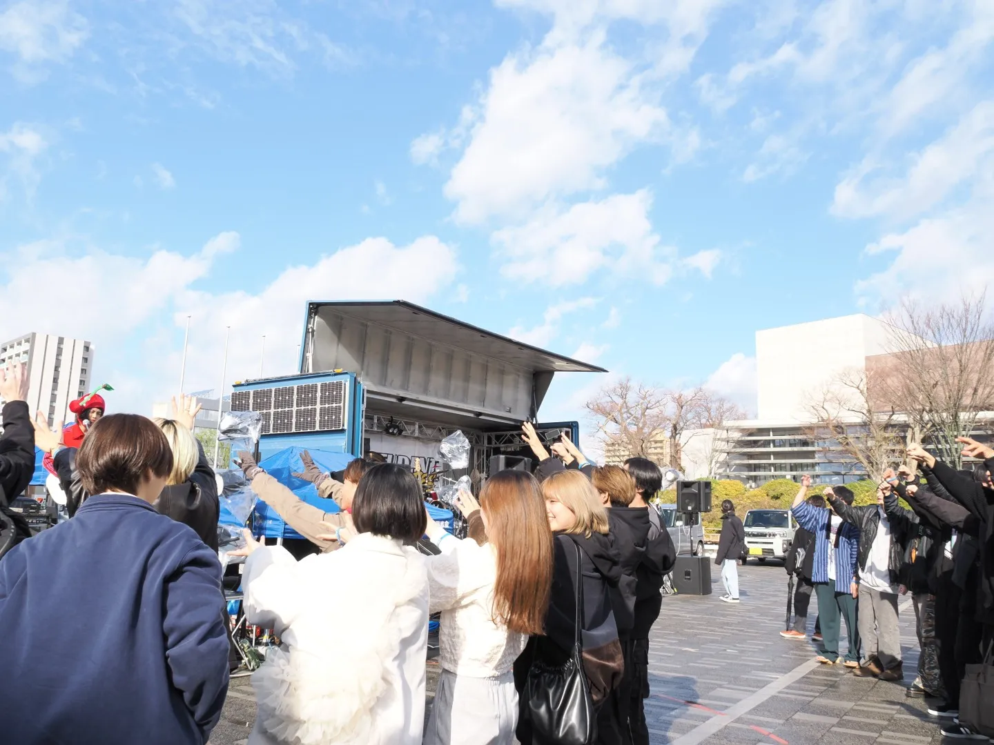 ASMF Vol.2 エリアなかいち会場。青空のもと、観客がステージに向かって歓声をあげる会場全景。