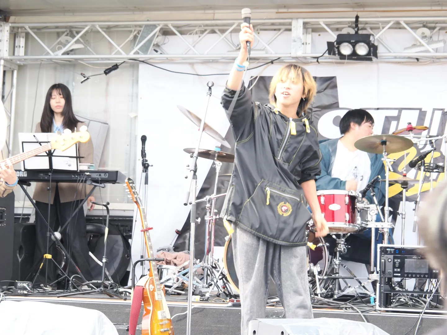 ASMF Vol.2 エリアなかいちにてボーカリストが手を高く上げ観客を煽る圧巻のステージパフォーマンス。